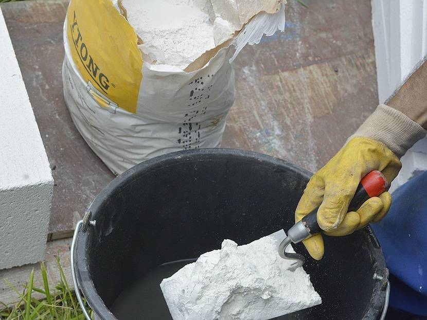 Den Porenbetonkleber in die vorgeschriebene Wassermenge einrieseln lassen.