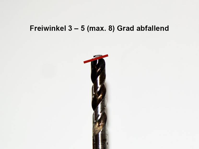 Der Freiwinkel fällt außen an den Schneiden leicht ab, mit 3 bis 5 bis max. 8 Grad.