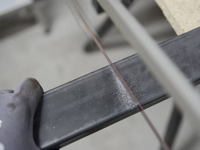 Eine feinzahnige Metallsäge liefert einen genauen Sägeschnitt.