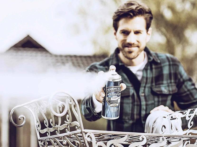Stark verzierte Elemente mit Spray lackieren. Lackspray erreicht auch die kleinsten Zwischenräume.