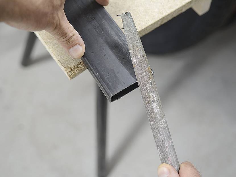 Mit einer Metallfeile werden die scharfen Kanten gut entgratet.