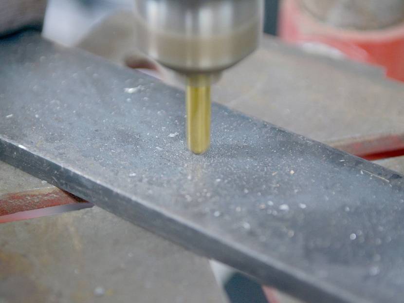Mit der Standbohrmaschine ist das Bohren sehr sauber und bequem zu erledigen.