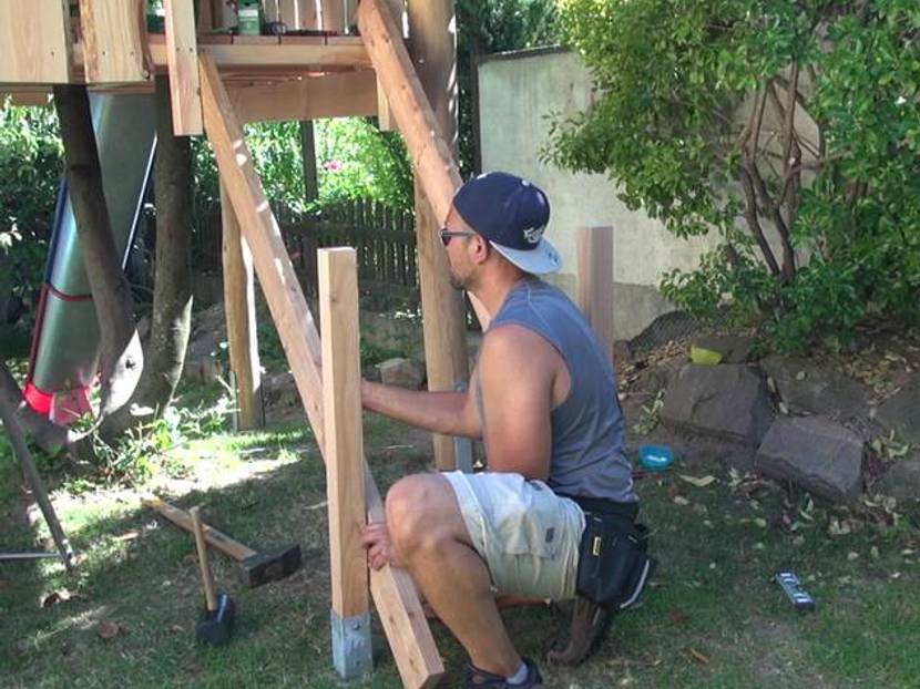 Richten Sie die Wangen der Treppe exakt aus.