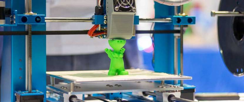 Eine Figur wird im 3D-Verfahren gedruckt vom 3d-Drucker