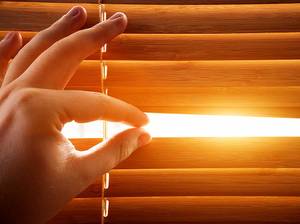 Neue Fenster mit Sonnenschutzausrüstung oder Jalousien?