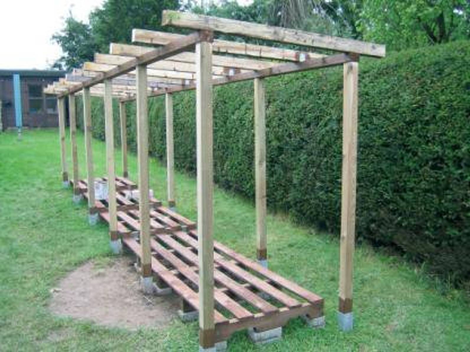 Holzunterstand selber bauen und Brennholz lagern heimwerker.de