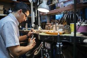 Mann arbeitet an Werkbank