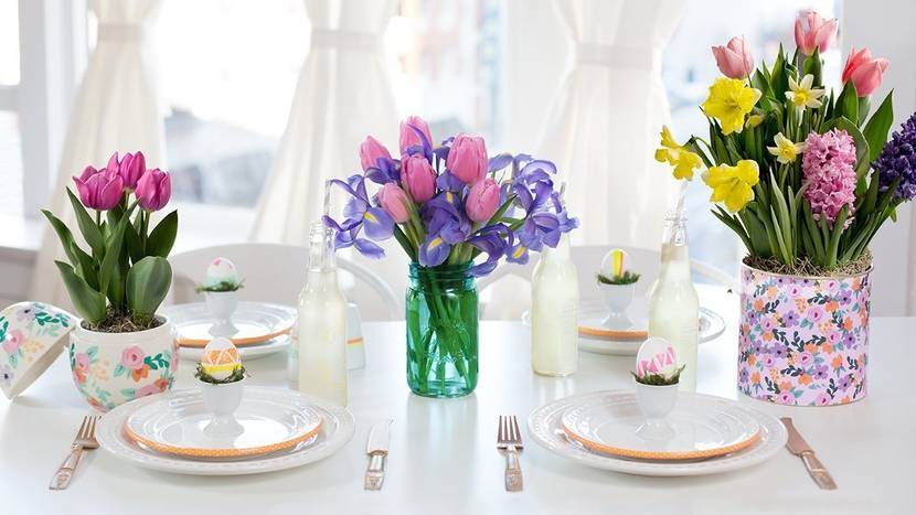 ostertischdeko-mit-fruehlingsblumen