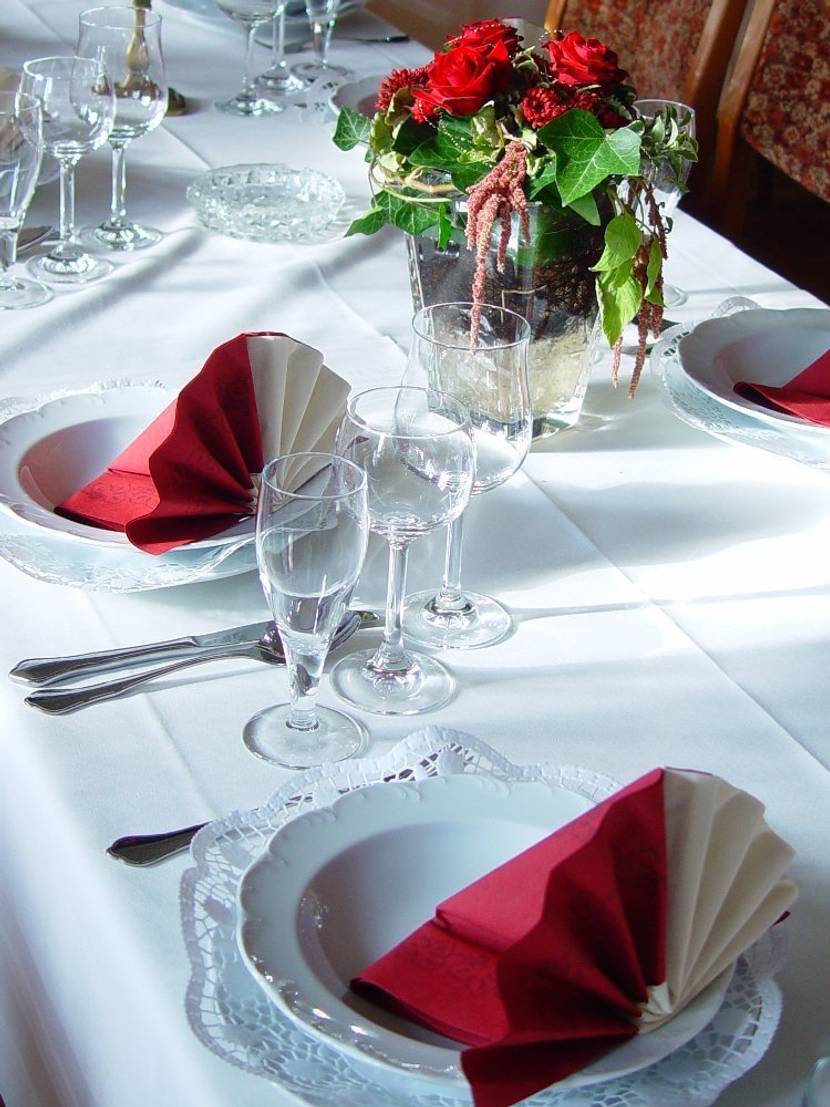 ostertischdeko-romantische-ostertafel