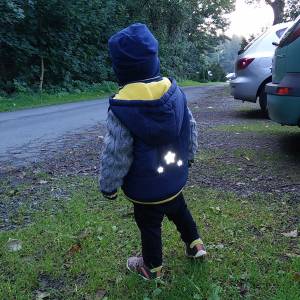 Zusätzliche Reflektoren an Kleidung oder Taschen sorgen für höhere Sichtbarkeit. Speziell für Kinderkleidung gibt es entsprechende Aufbügler.