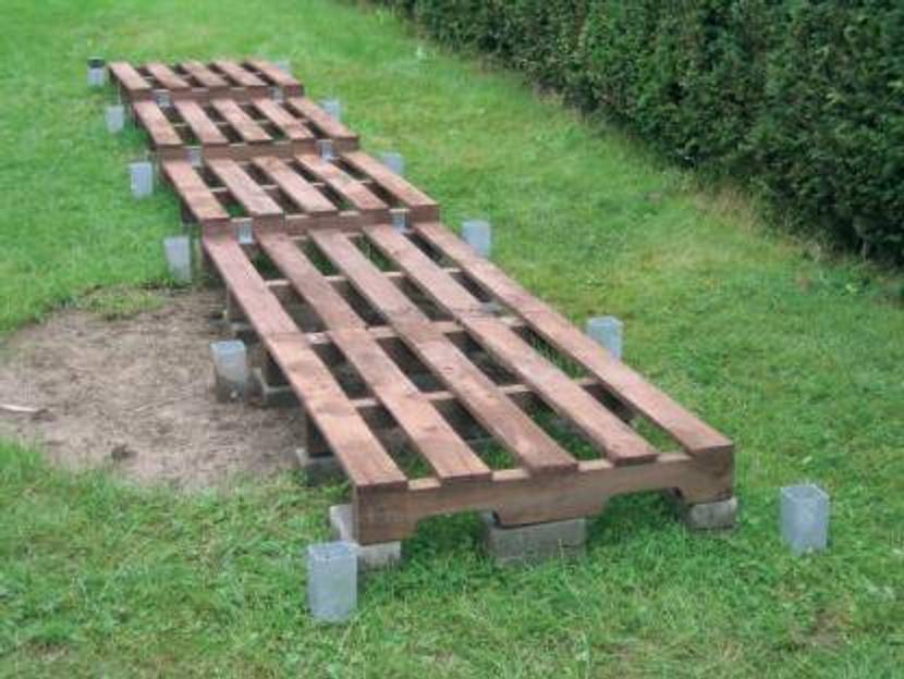 Paletten dienen als Unterkonstruktion