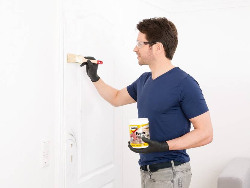 1. Abbeizer gleichmäßig mit einer Schichtstärke von etwa 1 mm auftragen.