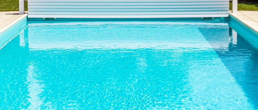 Gartenpool mit fest integrierter Abdeckung.
