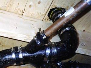 Abflussrohre aus Guss und Kupfer