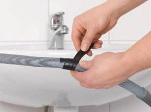 Flexibles Rohr mit Klebeband abdichten