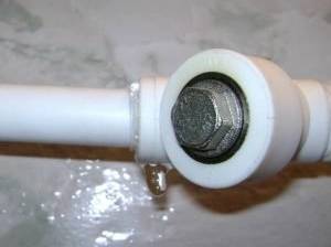 PVC-Rohr mit Leck