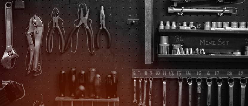 hausratversicherung werkzeuge an der wand