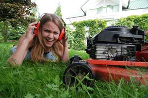 akku-rasenmaeher-mit-mulchfunktion-und-antrieb