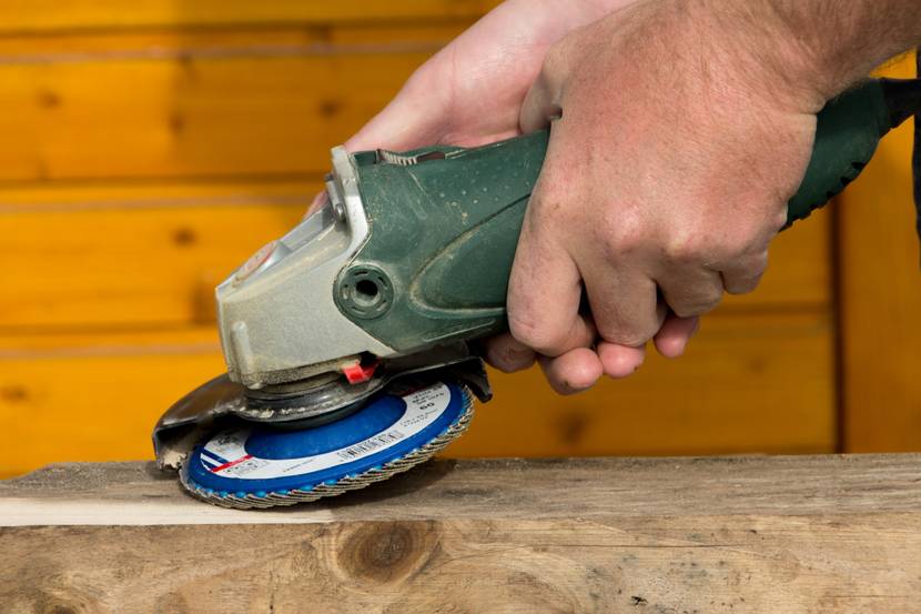 holz schleifen mit akku-winkelschleifer