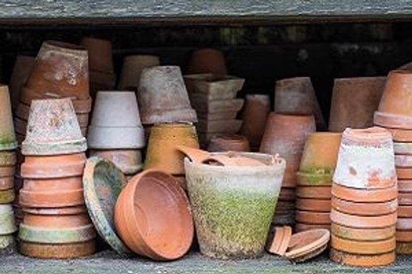 alte toepfe aus terrakotta