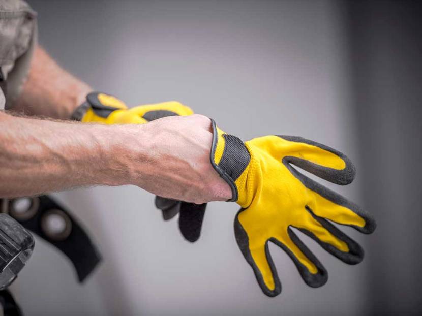 Schutzhandschuhe um Aluminium zu kleben