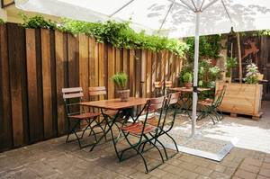 Schöner bayrischer Biergarten mit Sonnenschirmen