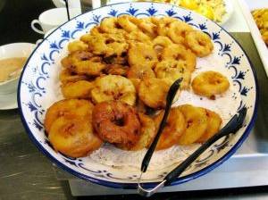 Frittierte Apfelringe in Kartoffelteig