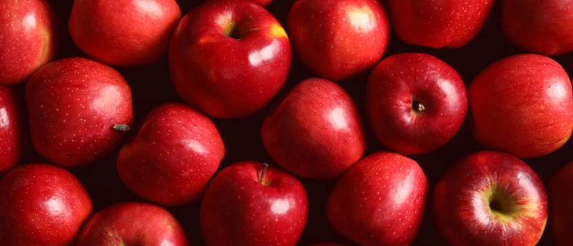 zahlreiche rote äpfel lose nebeneinander
