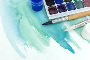 aquarellfarben und pinsel