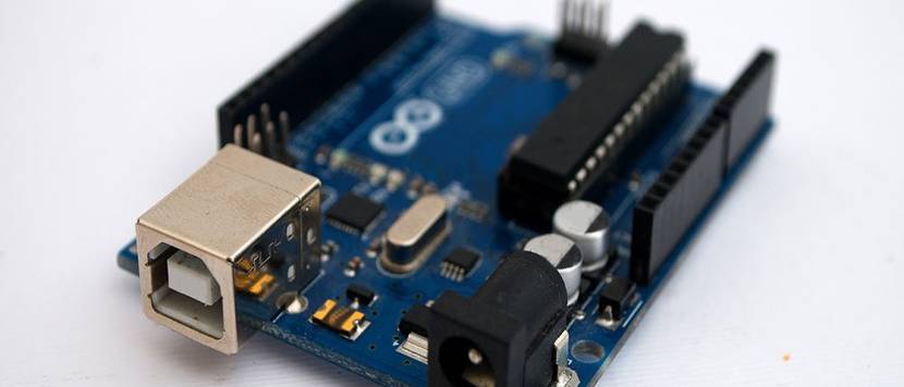 arduino vor weissem hintergrund