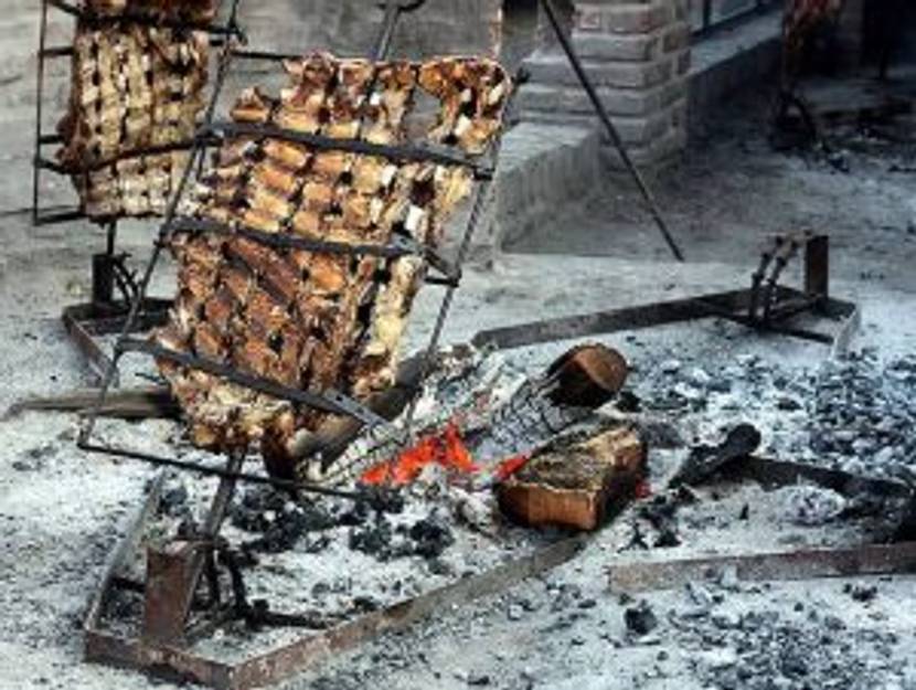 Auf dem Asado grillt das Fleisch mehrere Stunden.