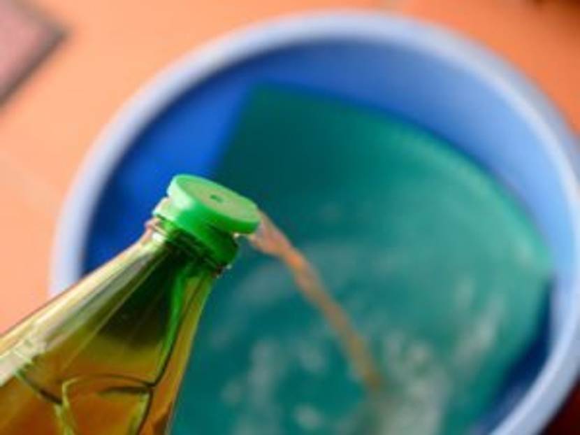 auf-einen-kleinen-eimer-wasser-ein-schuss-essig