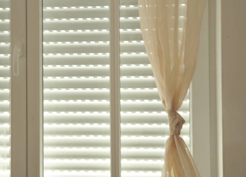 Ein Fenster. vor dem ein Rollladen angebracht ist.