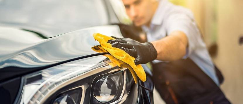 mann poliert auto