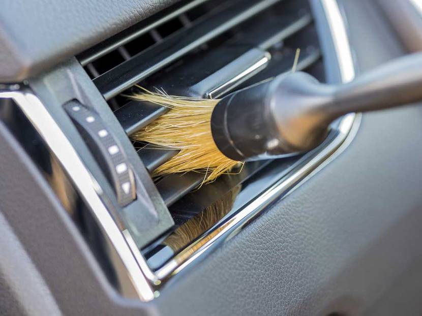 Ein Staubpinsel hilft bei der Autoinnenreinigung.