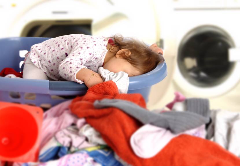 baby schlaeft im waeschekorb