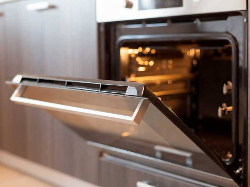 Backofen mit offener Klappe