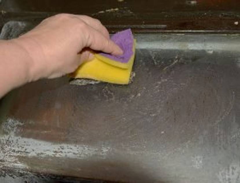backofen mit schwamm schrubben