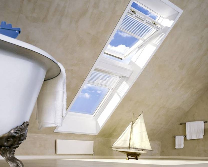 Ein großzügiges Badezimmer unter der Dachschräge – mit Trockenbausystemen lässt sich die Wellness-Oase auch in Eigenleistung schaffen.