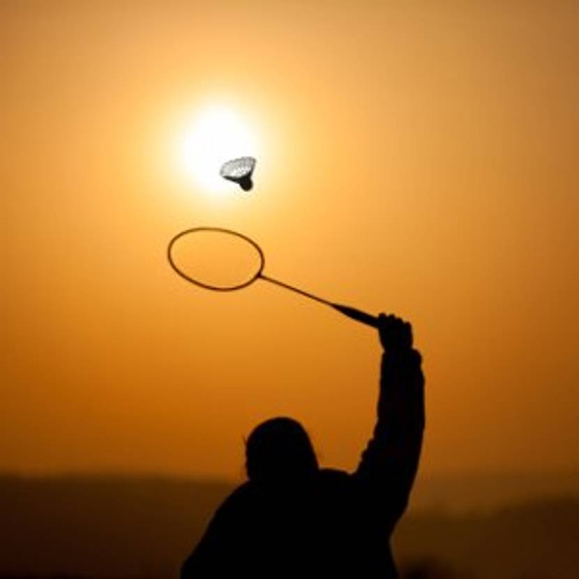 Badmintonspieler bei Sonnenuntergang.