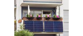 Zwei Solarpanels an einem Balkon