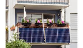 Zwei Solarpanels an einem Balkon