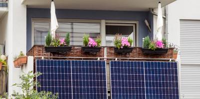 Zwei Solarpanels an einem Balkon