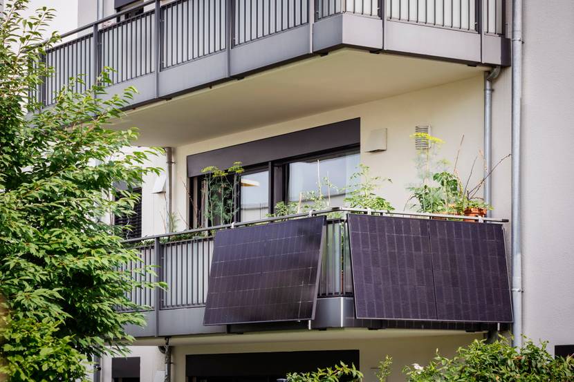 Zwei Solarmodule an Balkon über Eck montiert.