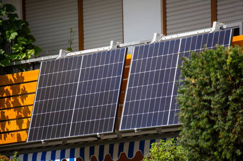 Mehrere Solarmodule sind an einem Balkon montiert.