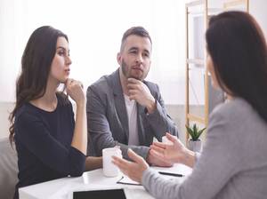 paar im dialog mit bankberaterin