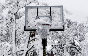 basketballkorb im schnee