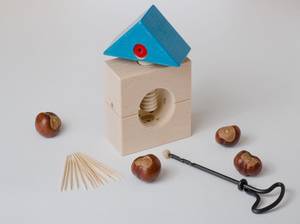 Kastanien mit Bastelutensilien