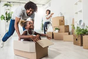 familie zieht in neues haus ein