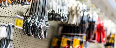 Werkzeug aufgereiht in einem Laden für Baubedarf.